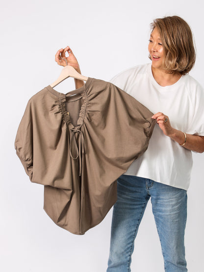 シャーリングバックリボントップス（BEATRICE）