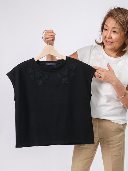 ビーズ＆花モチーフ刺繍Tシャツ（BEATRICE）