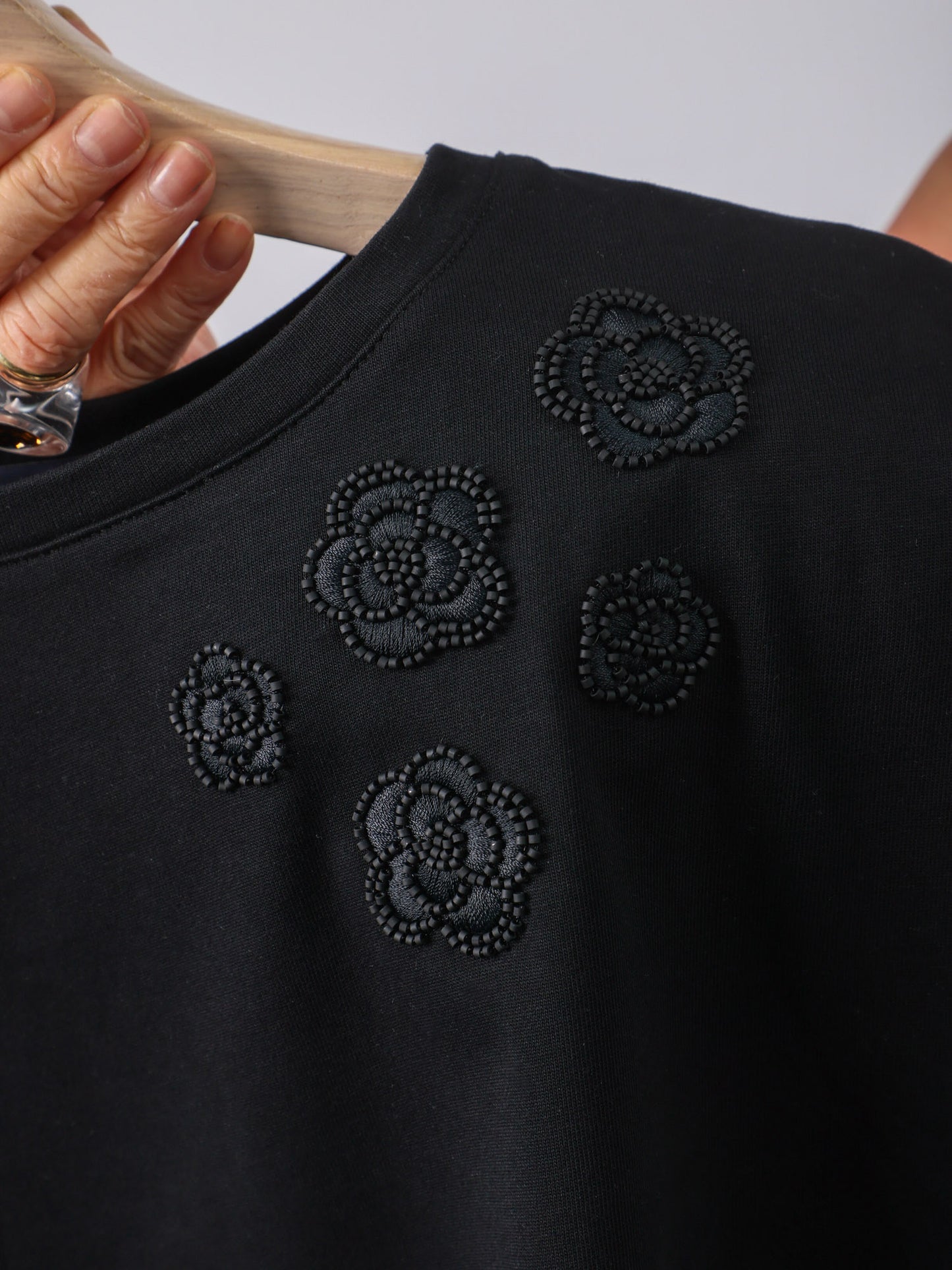 ビーズ＆花モチーフ刺繍Tシャツ（BEATRICE）