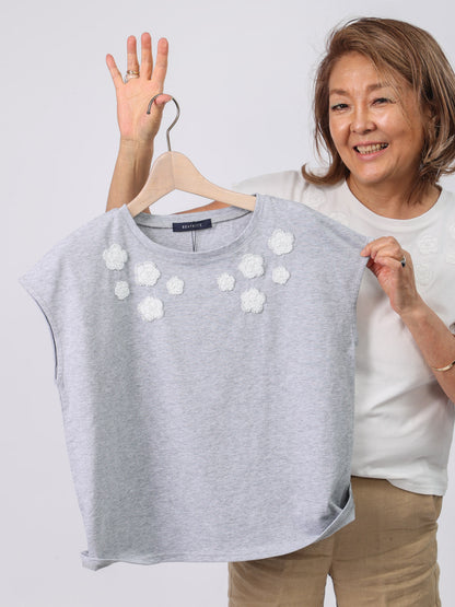 ビーズ＆花モチーフ刺繍Tシャツ（BEATRICE）