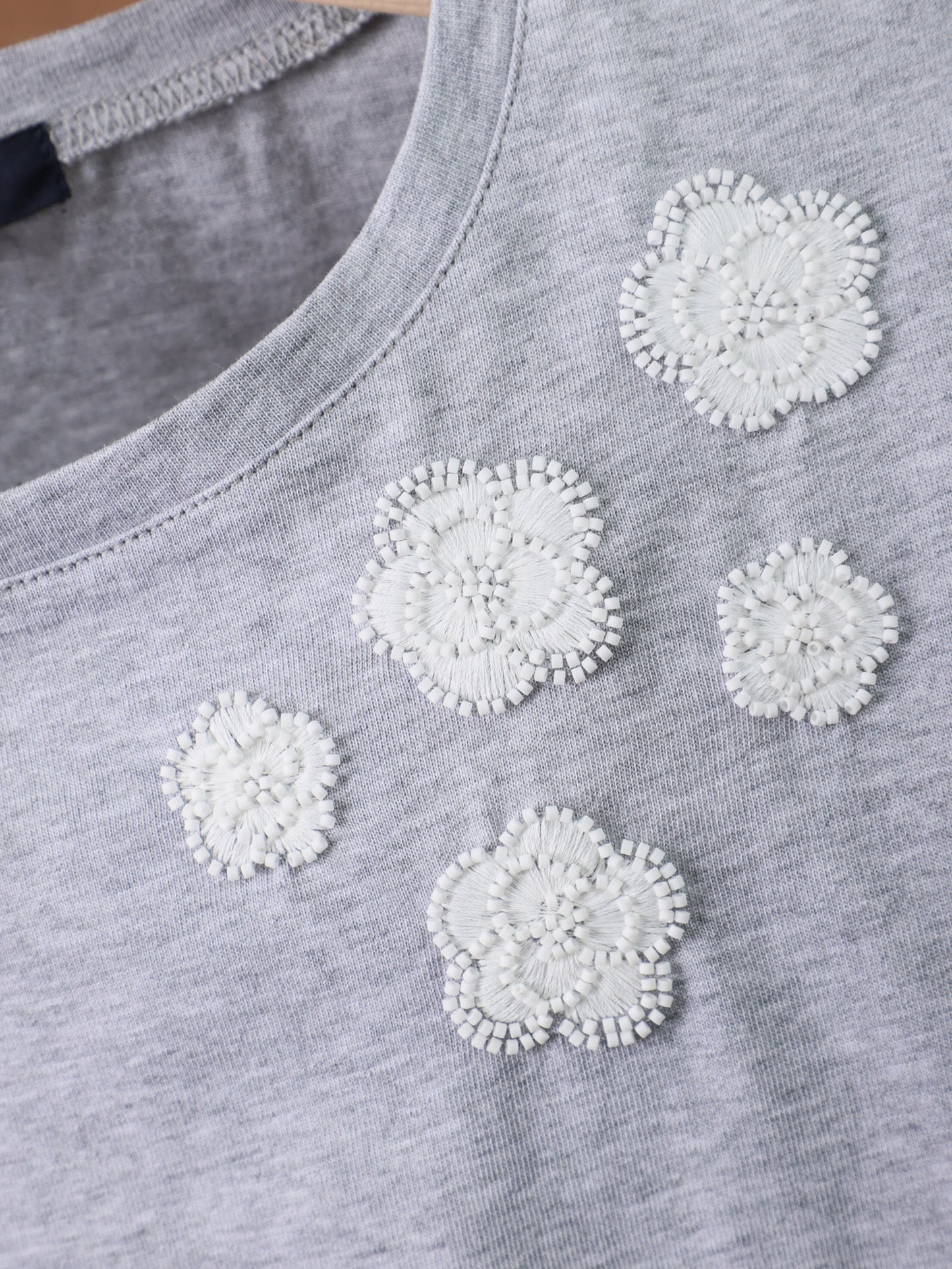 ビーズ＆花モチーフ刺繍Tシャツ（BEATRICE）