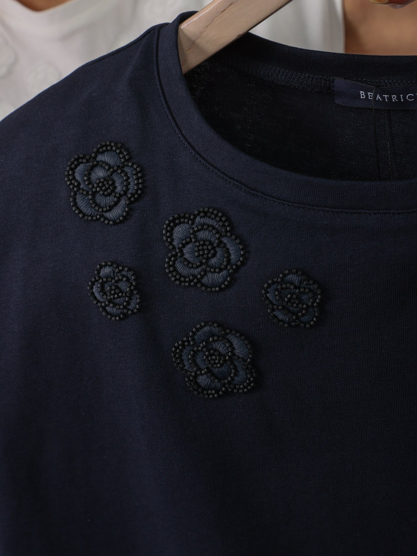 ビーズ＆花モチーフ刺繍Tシャツ（BEATRICE）