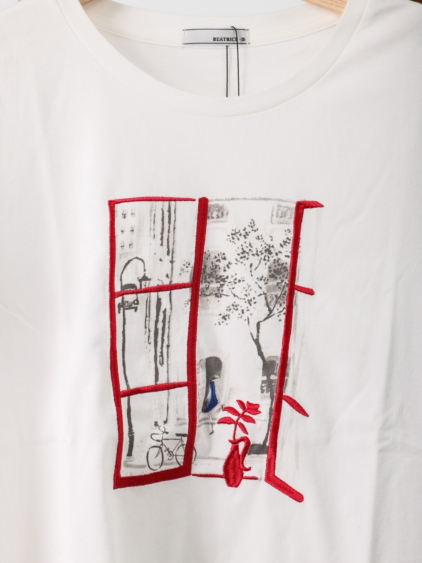 刺繍プリントデザインTシャツ（BEATRICE）