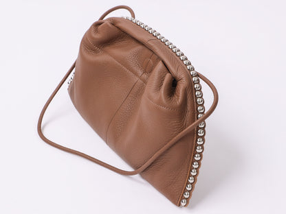 スタッズ付きレザーバッグ（BRAHMIN)