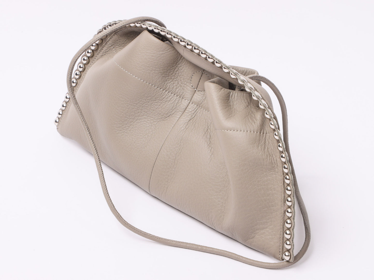 スタッズ付きレザーバッグ（BRAHMIN)