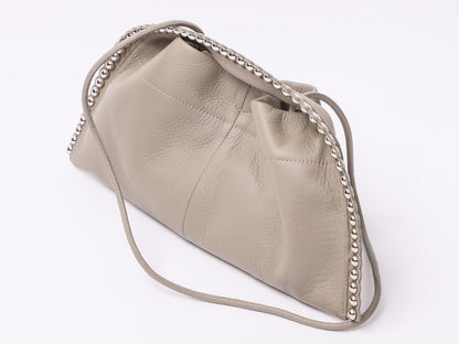スタッズ付きレザーバッグ（BRAHMIN)