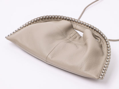 スタッズ付きレザーバッグ（BRAHMIN)