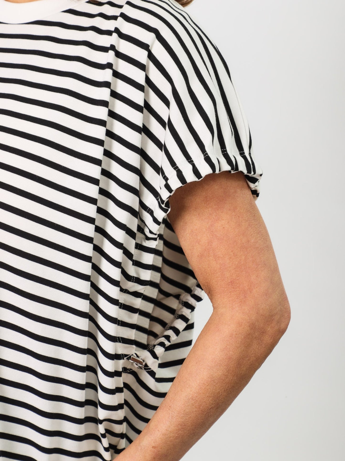 袖口ドロストデザインTシャツ(BRAHMIN)